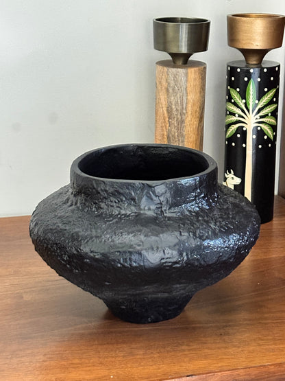 Ebon Earth Pot