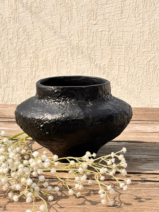 Ebon Earth Pot